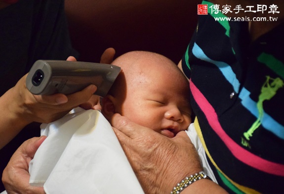 張寶寶(台中太平區到府嬰兒寶寶滿月剃頭理髮、免費到府嬰兒剃胎毛儀式吉祥話)。到府剃頭剃胎毛主持、專業拍照、DVD光碟、證書。★購買「臍帶章、肚臍章、胎毛筆刷印章」贈送：剃頭、收涎、抓周，三選一。2015.11.15 照片16